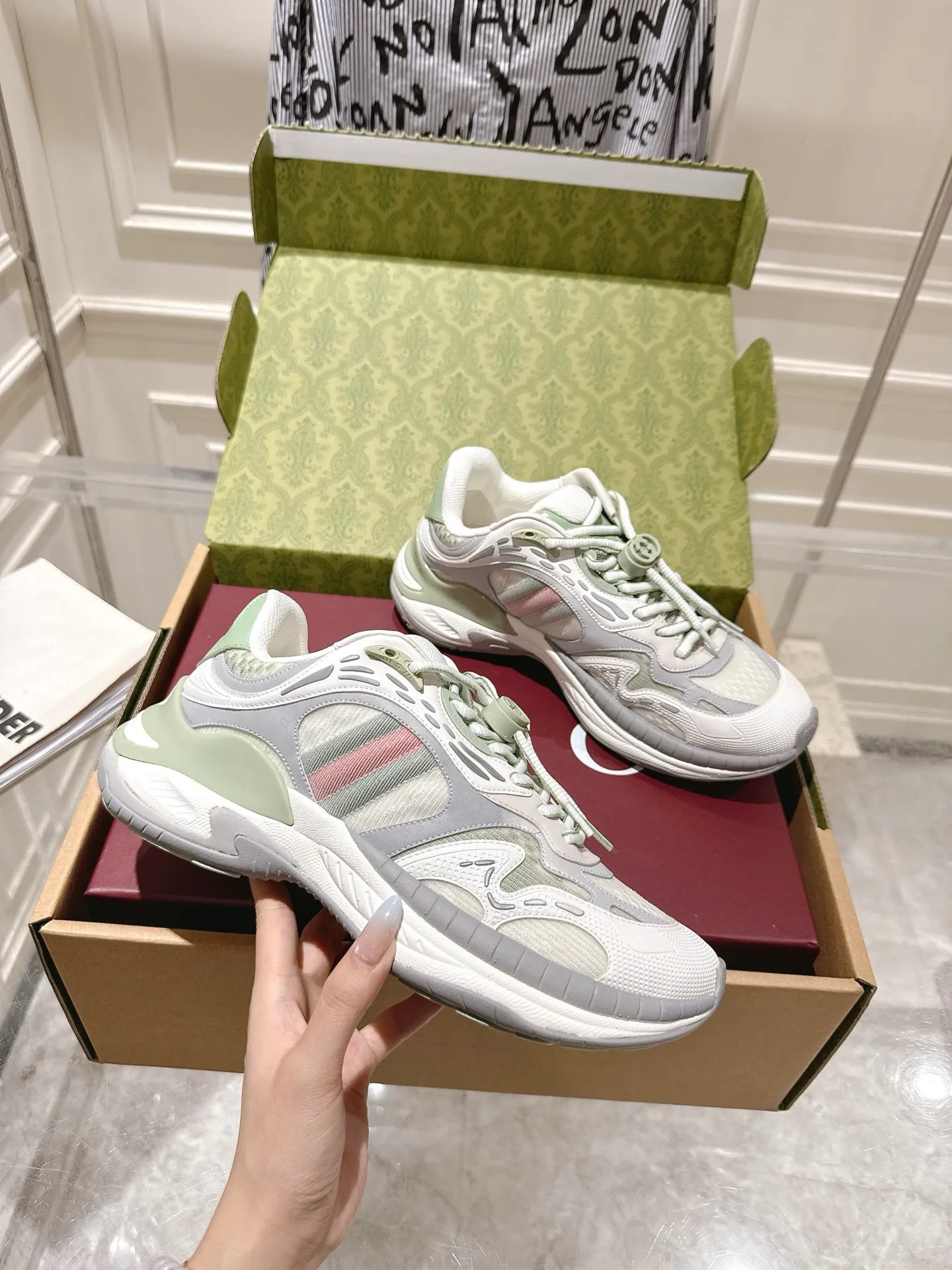 👟👟Ex-factory price 980👟👟Upgraded version with airplane case Gucci Gucci 25ss hot new style couple style retro sports shoes dad shoes This Gucci 2.0 reinterprets the brand's iconic striped webbing elements. This new interpretation of iconic details uses EVA thick soles with a smart silhouette, bringing a stable and comfortable wearing experience. Delivered in exquisite packaging. Fabric: Made of original imported cowhide/technical fabric. Inner foot pad: Breathable mesh. Heel height: 4cm. Sole: Original customized ultra-light foam rubber outsole. Size: 35-45 (women's size 40, men's size 45, custom-made, non-returnable)